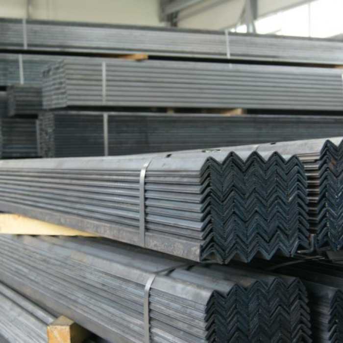 Уголок горячекатаный равнополочный 200х200х12 мм 12 м